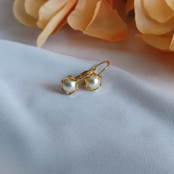 Elegant Gold and Pearl Stud Earrings - Picture 1 of 16